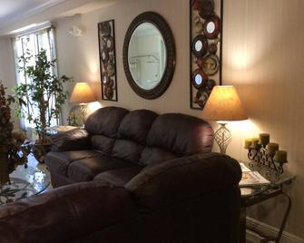 Riverside Hotel - Belle Chasse - Living room