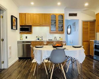 Enjoy the stylish atmosphere of this centrally located 2 bdr accommodation. - Montreal - Kitchen
