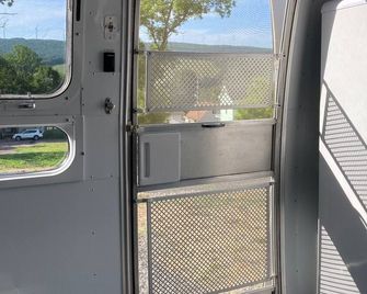 One of a Kind Custom Airstream / Steps to the GAP bike trail / Meyersdale PA - Meyersdale - Balcón