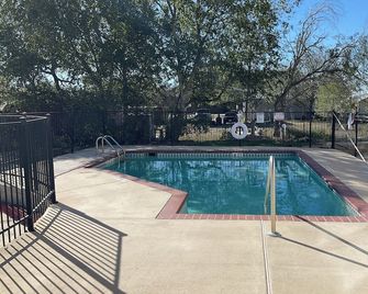 Quality Inn & Suites - Yorktown - Pool