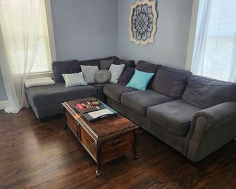 Charming 2-bedroom home with WiFi, AC & rockers on porch in wonderful Kannapolis - Kannapolis - Living room