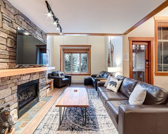 Beautiful 3 Bedroom Plus Loft & Den. Hot Tub. - Fernie - Living room