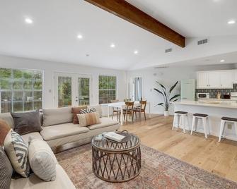 Walk to Lake + Stock Tank Pool + Fire Pit - Bastrop - Living room