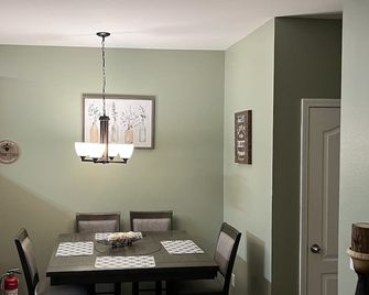 Lovely and Comfy 3 bedrooms townhouse/chateau elan area - Braselton - Eetruimte
