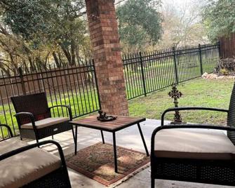 The Getaway - Spacious/Clean/Quiet/King Bed/Queen/Twins - San Marcos - Patio