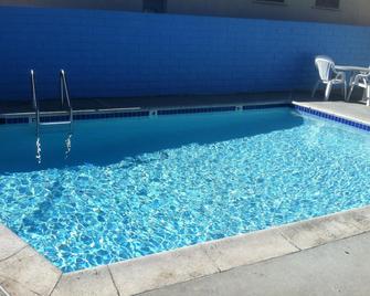 โรงแรมจอลลี่ โรเจอร์ - ลอสแอนเจลิส - สระว่ายน้ำ