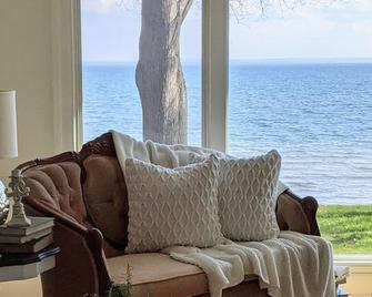 Beautiful beach home - Fort Erie - Living room