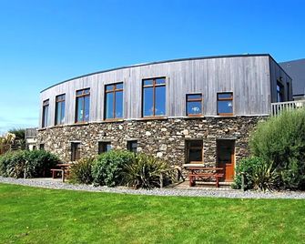 Dolphin Hotel - Inishbofin - Building