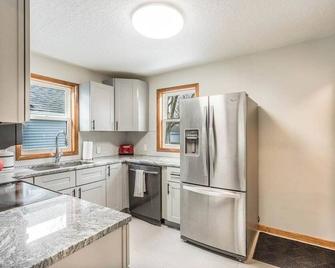 Charming University Cottage, Prime Location - Sioux Falls - Kitchen
