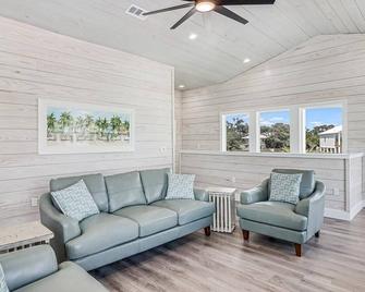 Sunshine And Flip Flops Sp114 4 Bedroom Home by RedAwning - Fulton - Living room