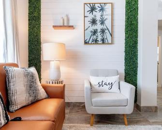 Sole Luxury Condo's - Cocoa Beach - Living room