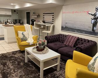 Located in beautiful Heritage District downtown St Catharines. br - St. Catharines - Living room