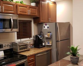 New Queen Bed Modern Entire Apt! - Menands - Kitchen