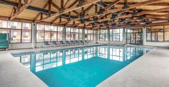 錫達城品質酒店 - 錫達市 - 雪松城 - 游泳池