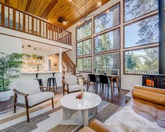 Glass Cabin Under the Pines • Hot Tub • Seclusion - Nevada City - Living room