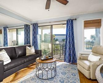 Oceanfront Hilton Head Island Condo with Pool! - Hilton Head Island - Living room