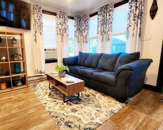 Brayton Point Beach Bungalow in Somerset Massachusetts - Somerset - Living room