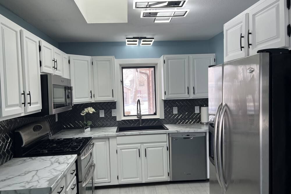 Lake Wawasee 2 Bedroom Premier Condo on Channel with 1 Boat Slip, Sleeps 6, - Syracuse - Cocina