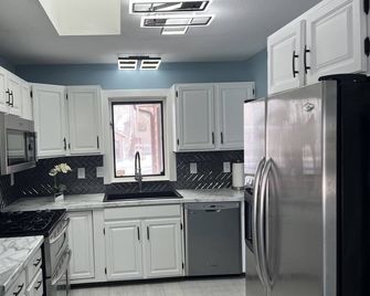 Lake Wawasee 2 Bedroom Premier Condo on Channel with 1 Boat Slip, Sleeps 6, - Syracuse - Cocina