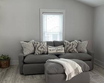 Private Cottage + Mins to Downtown Savannah River Street. - Garden City - Living room