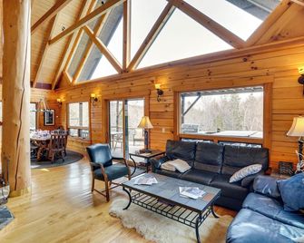 Massachusetts Vacation Rental w/ Deck & Grill - Cheshire - Sala de estar