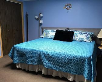 Minutes From Everything- Lambeau Field, Door County And More !, - Howard - Bedroom