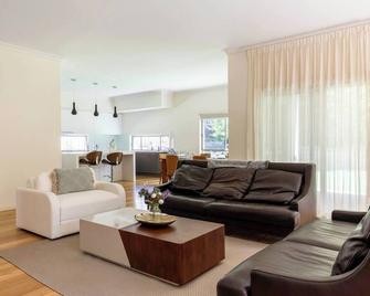 Spacious Home with Ensuites - Mount Waverley - Living room