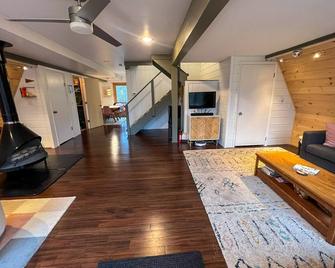 Modern A-Frame on fenced, wooded Lot. Pet friendly! - East Tawas - Living room