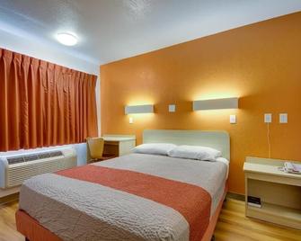 Avera Suites - Muskogee - Bedroom