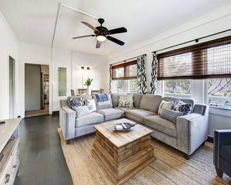 Waimea Beach Cottage by Destination Kauai - Charming 2BD, A/C, Walk to Ocean/Pier - Waimea (Kauai) - Sala de estar