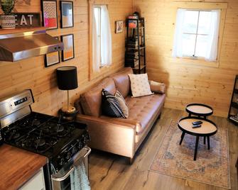Rose & Crown ~ A Tiny House! - Travelers Rest - Living room