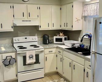 Seacoast Retreat - Long Beach - Kitchen