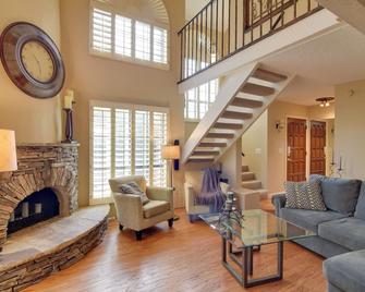 Centrally Located Escape with Pool Access in Phoenix - Phoenix - Living room