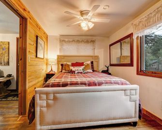 Downtown Riverside Cabin - Enjoy staying on the river in downtown Estes Park - Estes Park - Bedroom