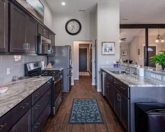 Fox Hunt - Modern, Updated - Pet friendly - Edmond - Kitchen