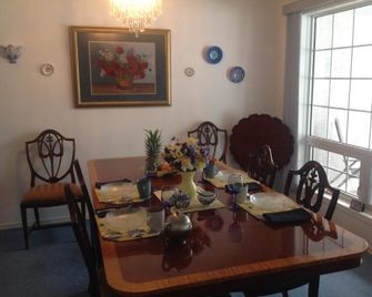 Riverview Retreat B&B - Fairmont Hot Springs - Dining room