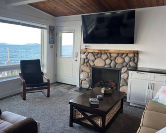 Stunning beachfront cabin a stones throw to the beach - Oak Harbor - Wohnzimmer