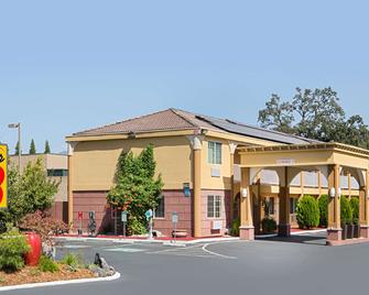 Super 8 by Wyndham Ukiah - Ukiah - Building