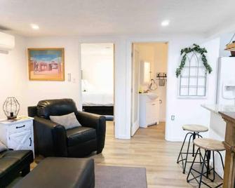 Charming Rosie's Cottage Self-Check In - Alburquerque - Sala de estar