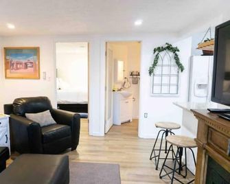 Charming Rosie's Cottage Self-Check In - Alburquerque - Sala de estar