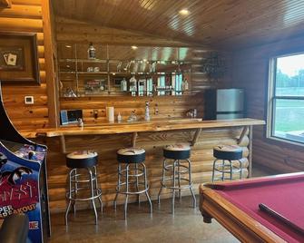 VTG Lodge and Guest Suites - Experience the wild frontier of Crockett Texas - Crockett - Bar