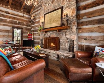 1850's Ranch Cabin, Copper Tub, Pet-friendly - Fredericksburg
