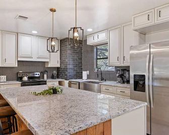 Fun Near Austin - Big Groups! - Cedar Park - Kitchen