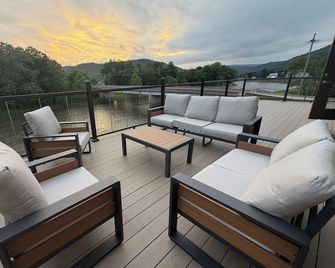 Riverside Loft with Huge Deck on GAP Trail - Confluence - Balcón