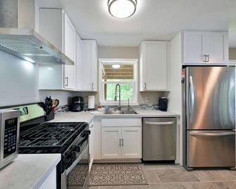 Hillside Hideaway: Breathtaking Sunsets and Family Bliss on Lac Courte Oreilles - Stone Lake - Kitchen