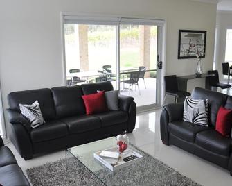 Ghost Riders Lodge at Adam's Leap Wines - Pokolbin - Living room