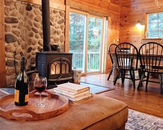 Hot Tub & Game Room - Ski Mt. Snow/Stratton - East Dover - Dining room