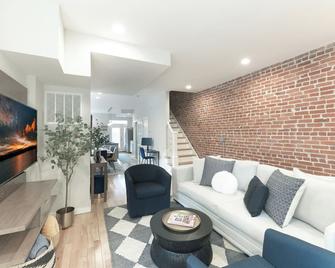 Upscale Old Town Alexandria Retreat - Walk to King St Metro - Alexandria - Living room
