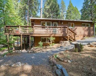 Cozy Cabin Studio in the Pines, Private Entrance, Kitchen, Dogs OK, Walk to Town - Twain Harte - Gebäude