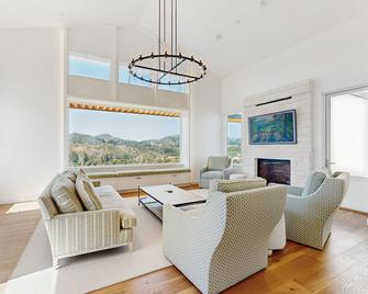 Exquisite modern getaway with private hot tub & pool + large deck w/valley-view - Calistoga - Sala de estar
